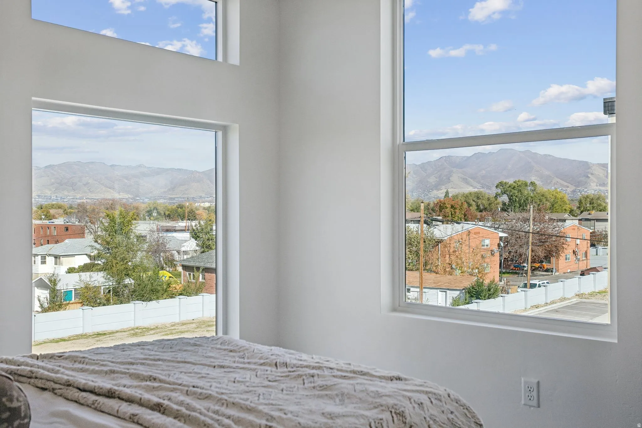 Expansive window arrangement featuring a clerestory window and mountain scenery