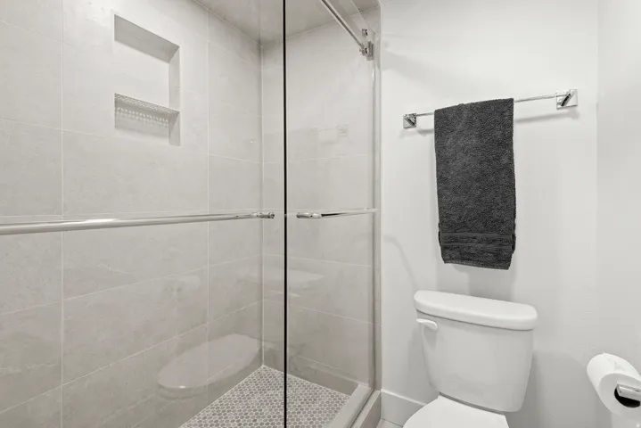 Guest bathroom 1