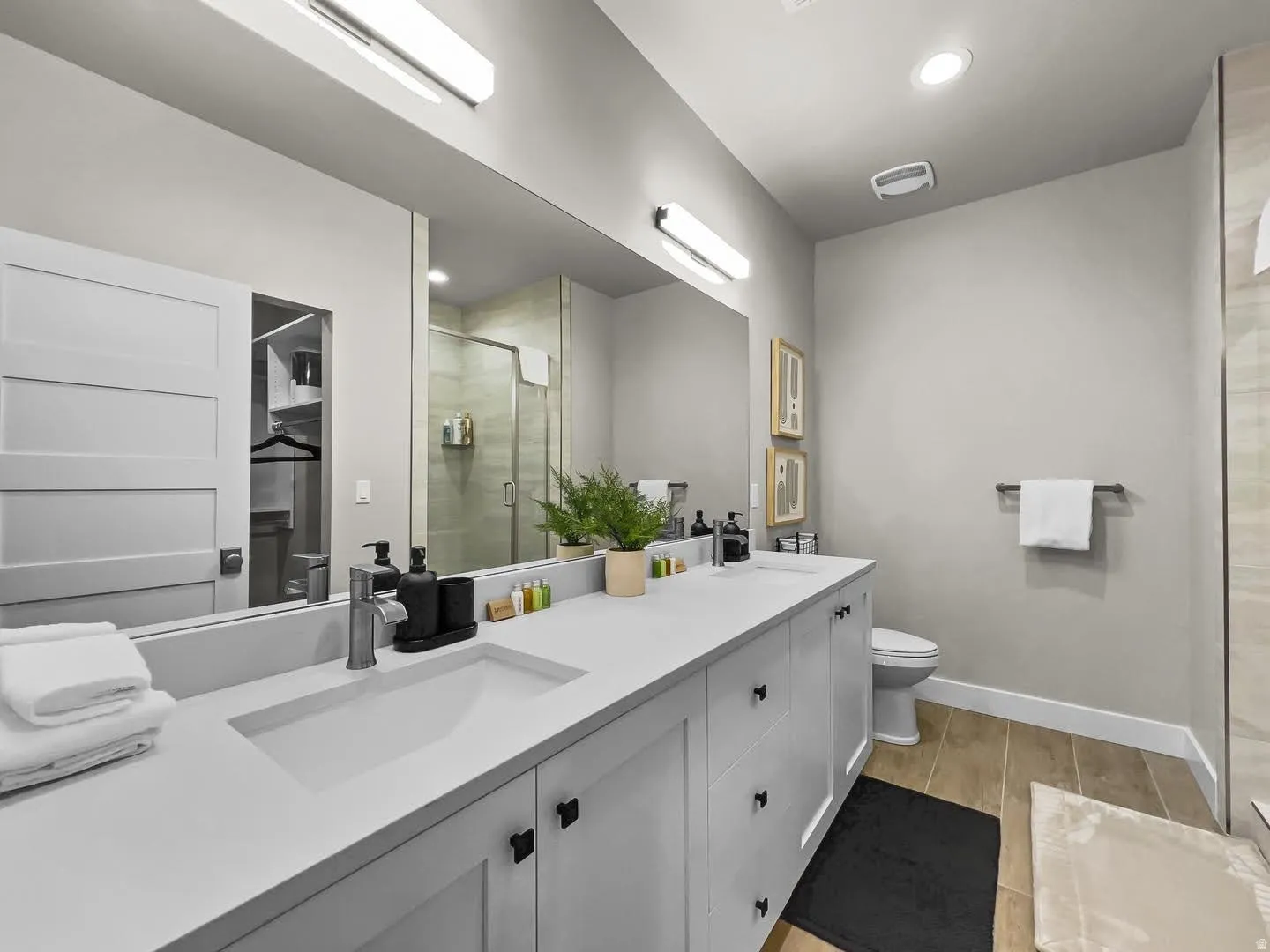 Double vanity with integrated sinks and white cabinetry