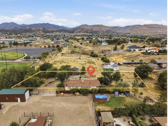 Expansive lot featuring a single-story residence and detached outbuilding