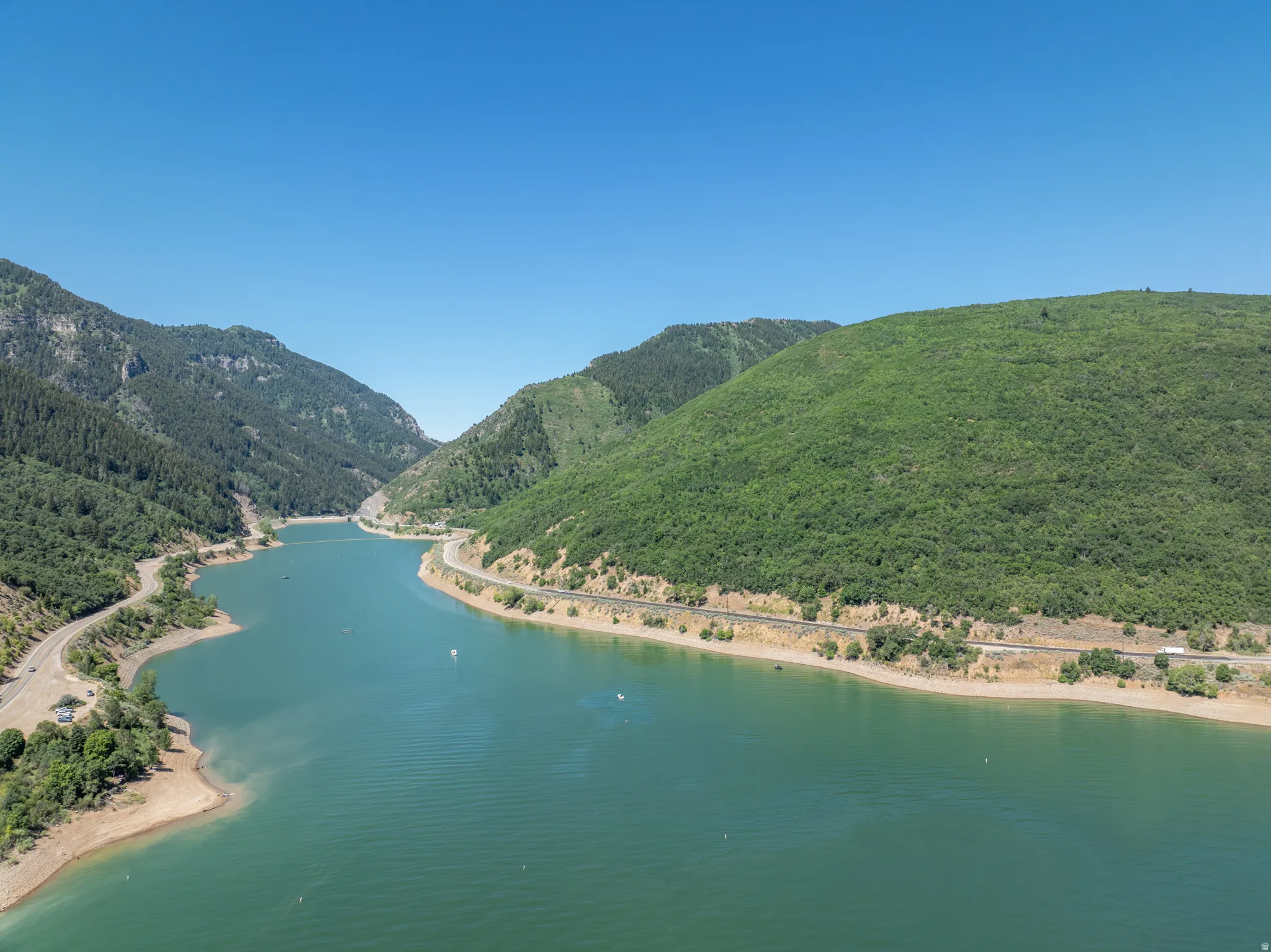 Pineview Resevoir with multiple sandy beaches, boat ramps and a marina.