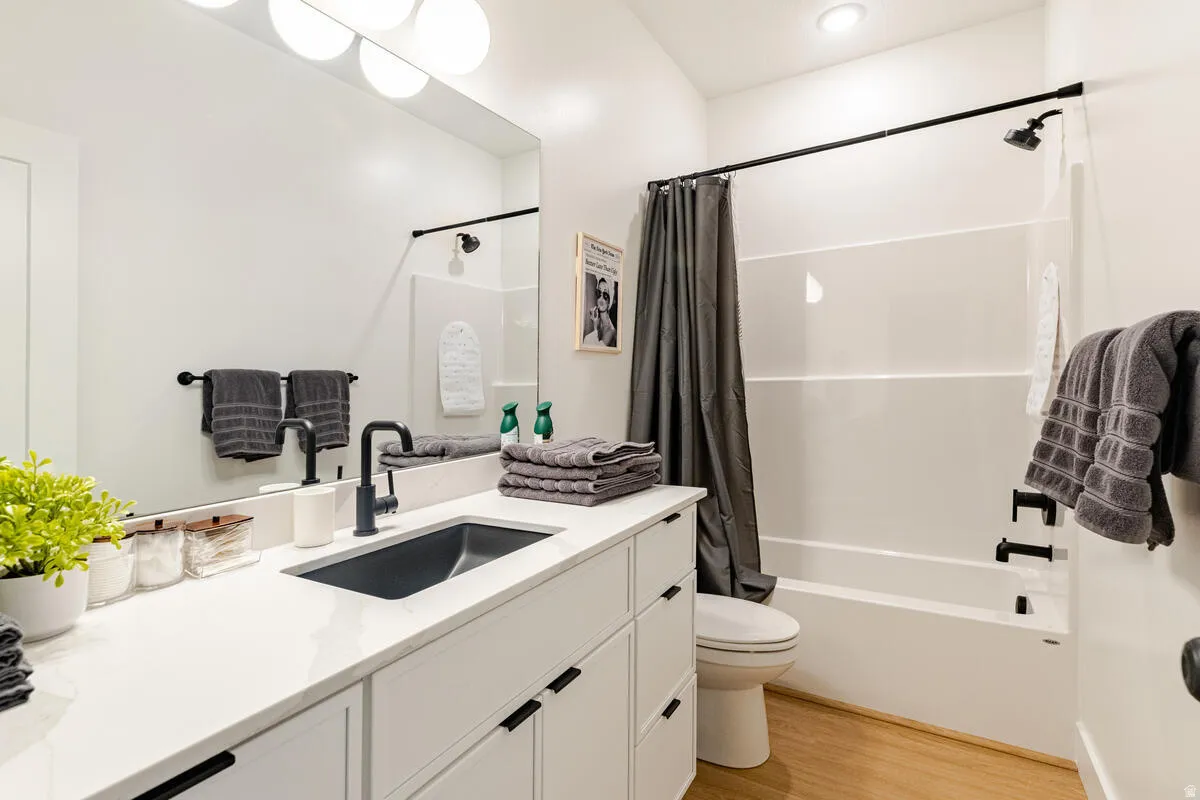 Hall Fulll bathroom with extra towels and rugs.