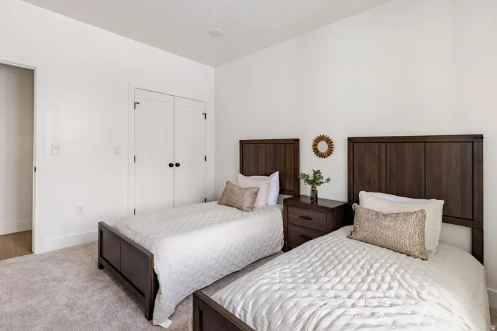 3rd bedroom with 2 twin beds.