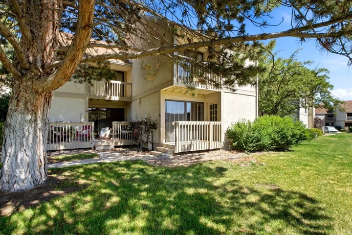 Private Park Meadows End-Unit Surrounded by Mature Trees