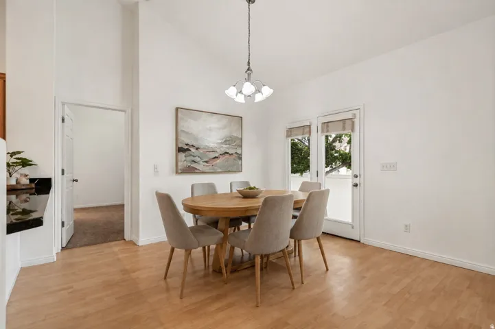 Dining area (virtually staged)