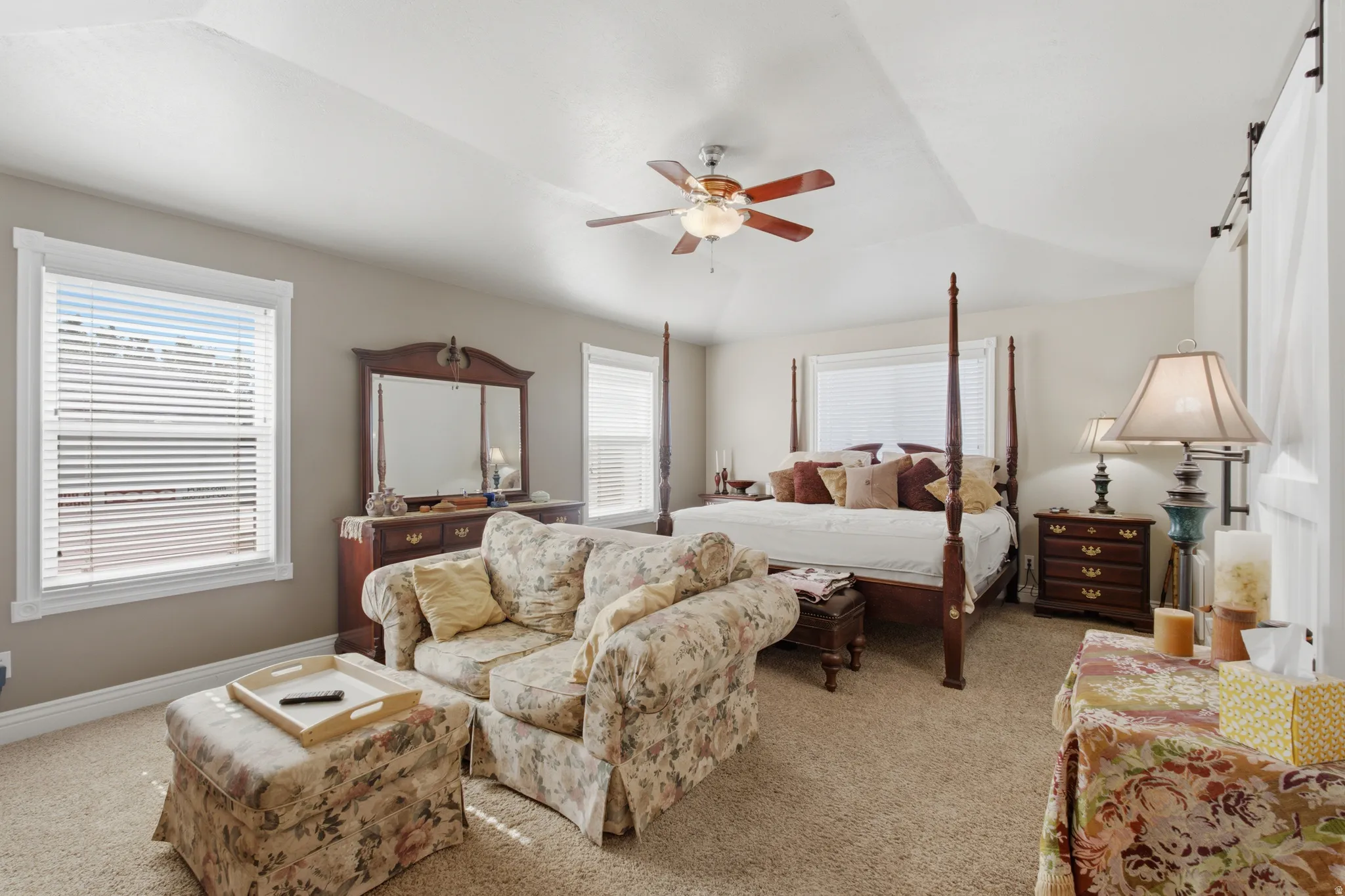 Spacious room with vaulted ceilings and recessed lighting