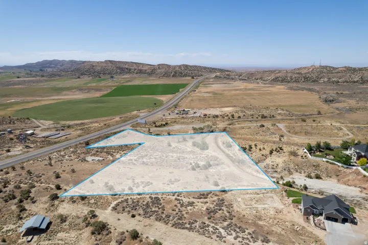 Expansive lot featuring a natural, arid landscape