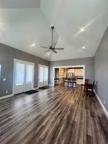 Vaulted ceiling with recessed lighting and ceiling fan