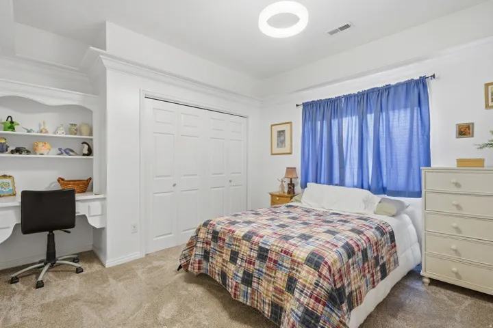 Bedroom w/private ensuite