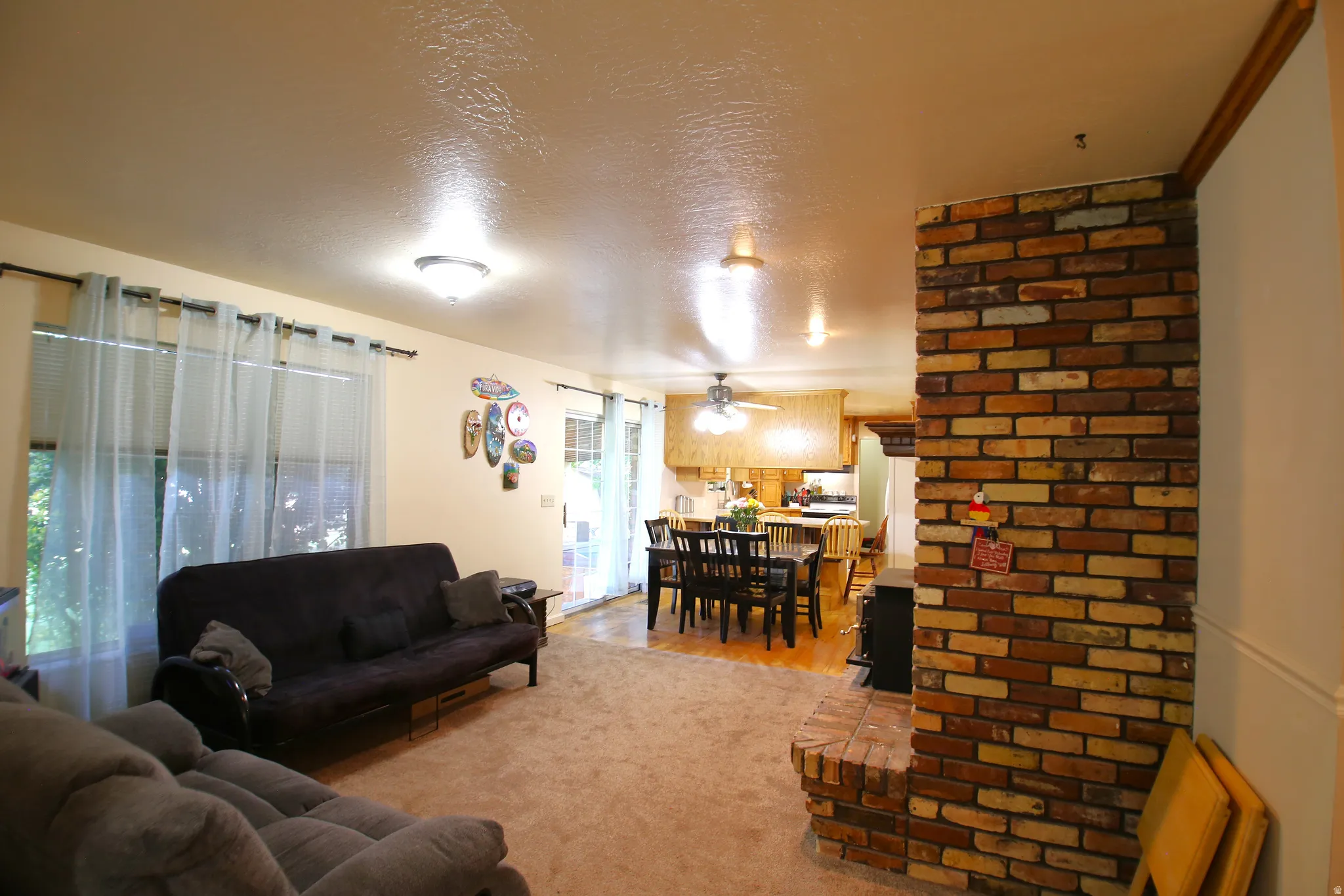 Brick column and hearth feature a multi-tone brick pattern