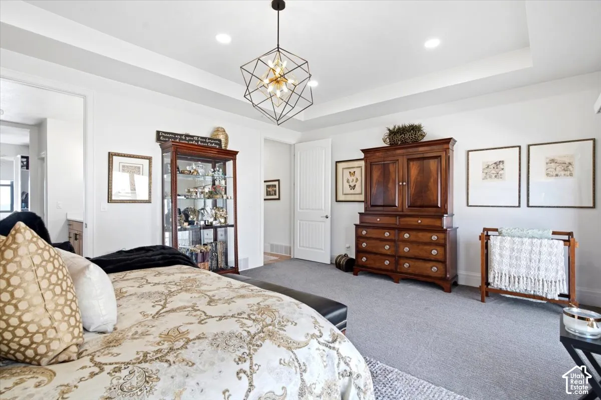 Tray ceiling with recessed lighting