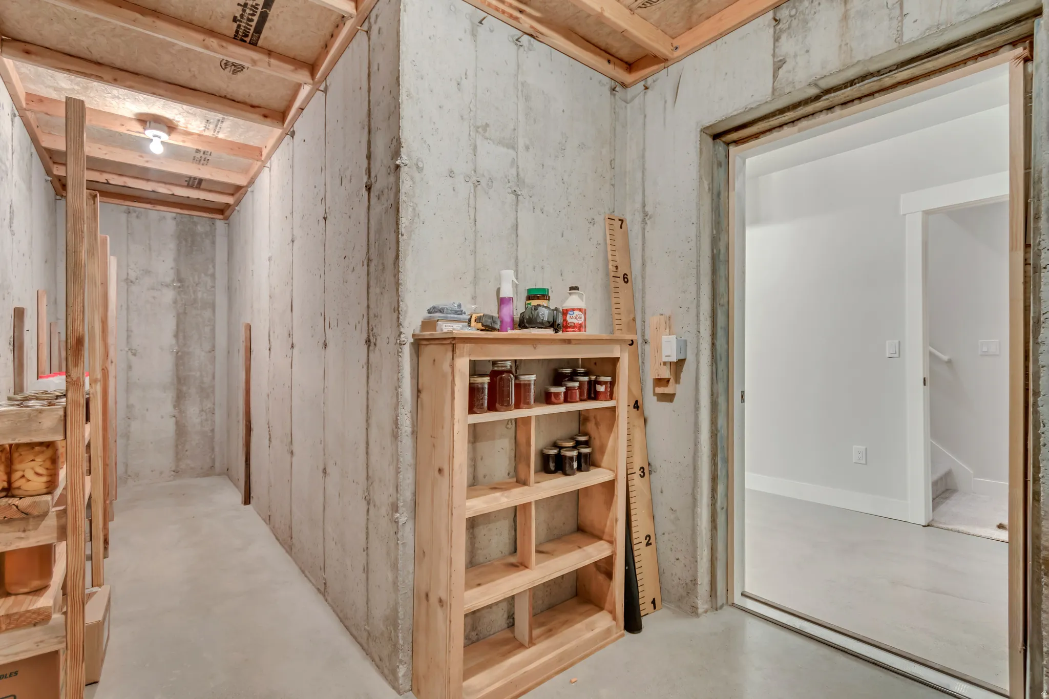 Concrete wall construction with an unfinished ceiling