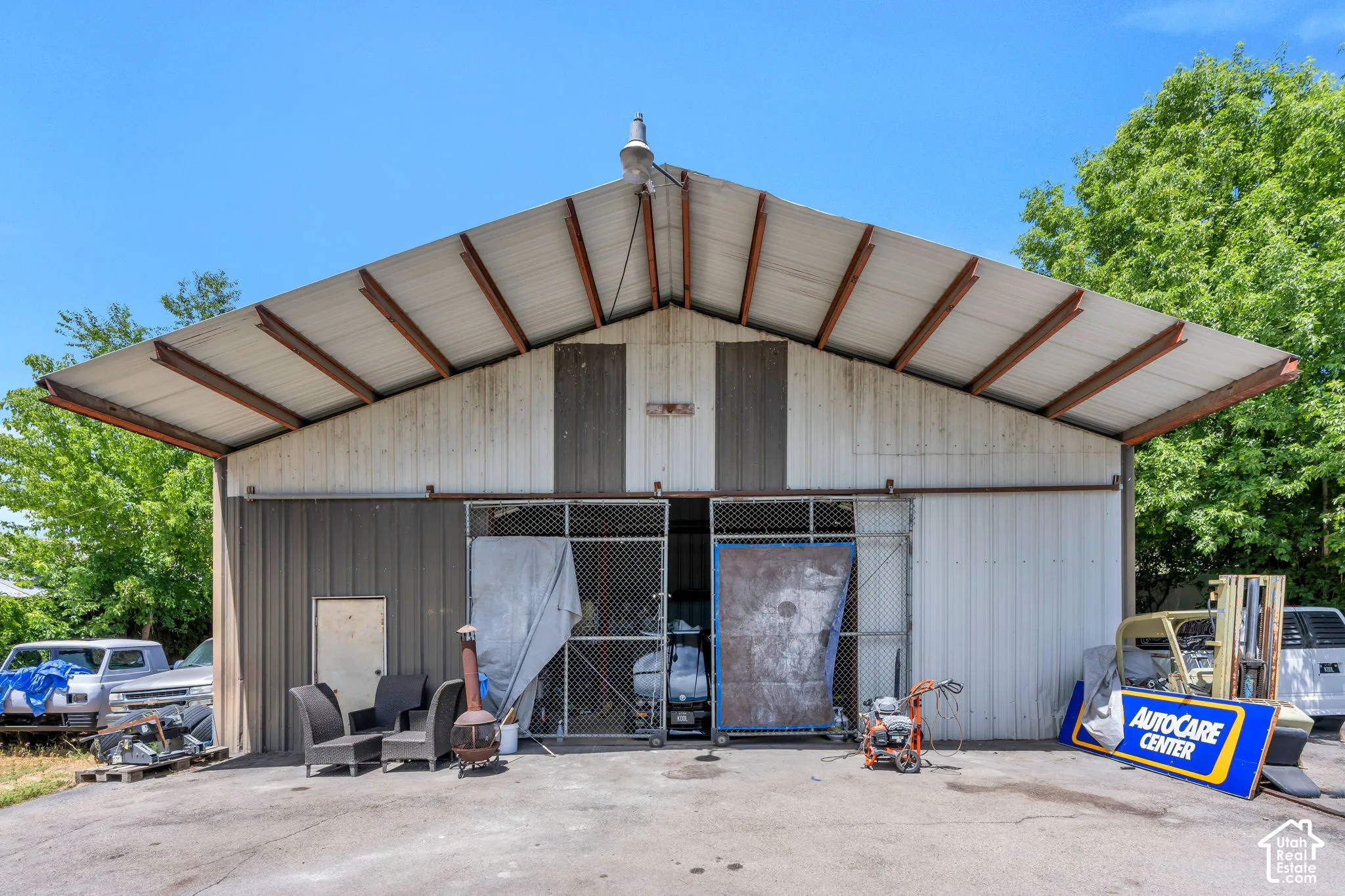 Shop/ storage with large sliding doors