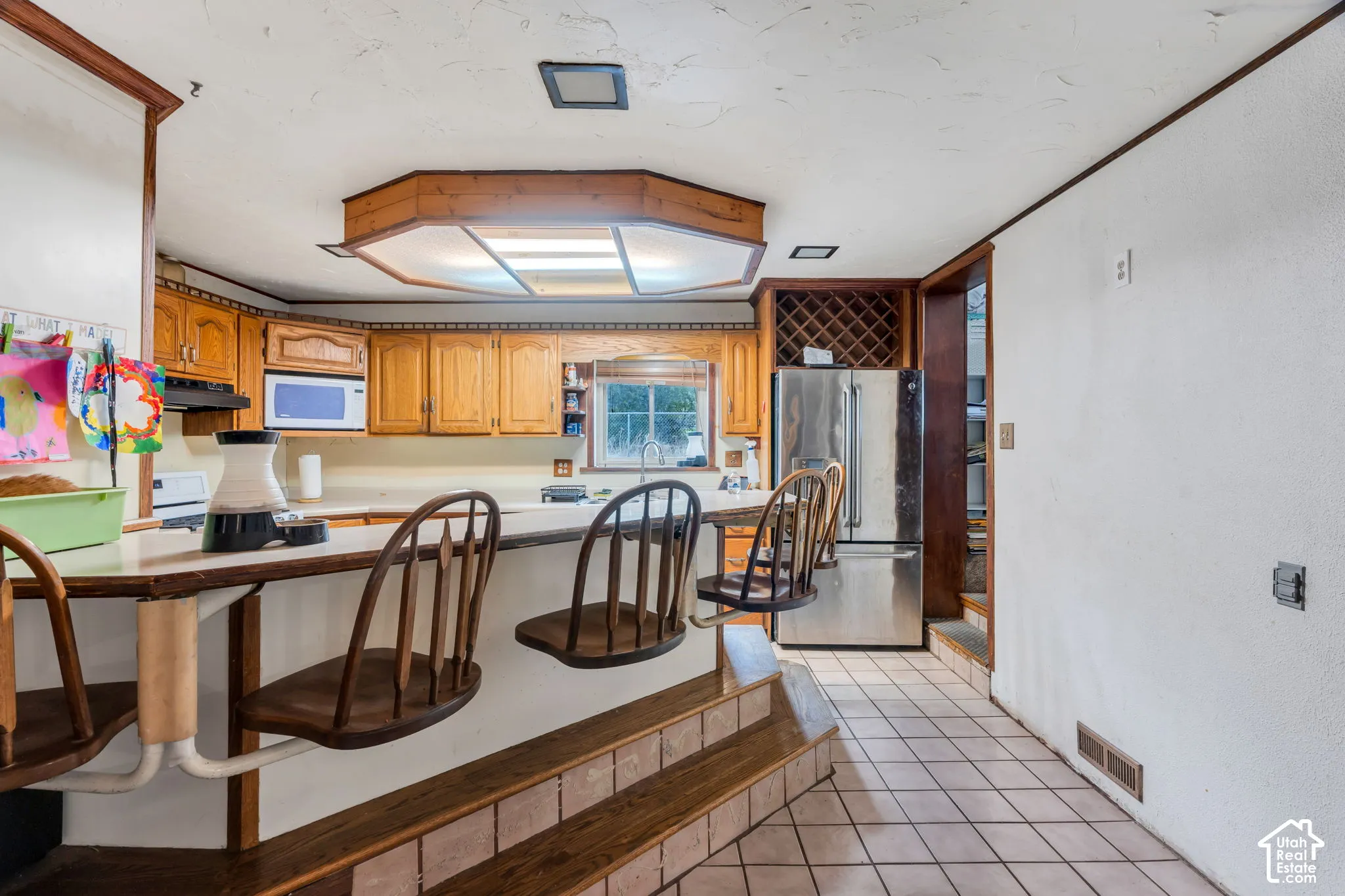 Eat-in kitchen with breakfast bar