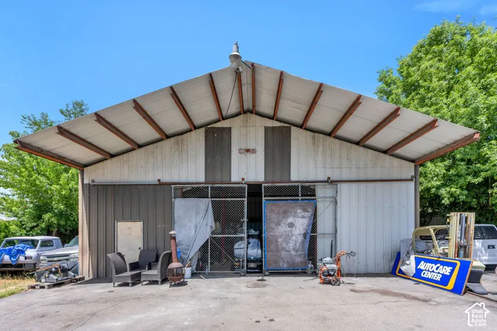 Shop/ storage with large sliding doors