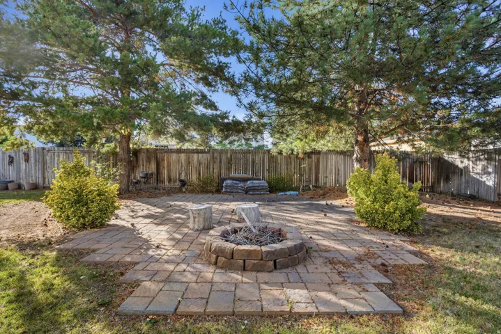 Paver patio featuring a built-in fire pit