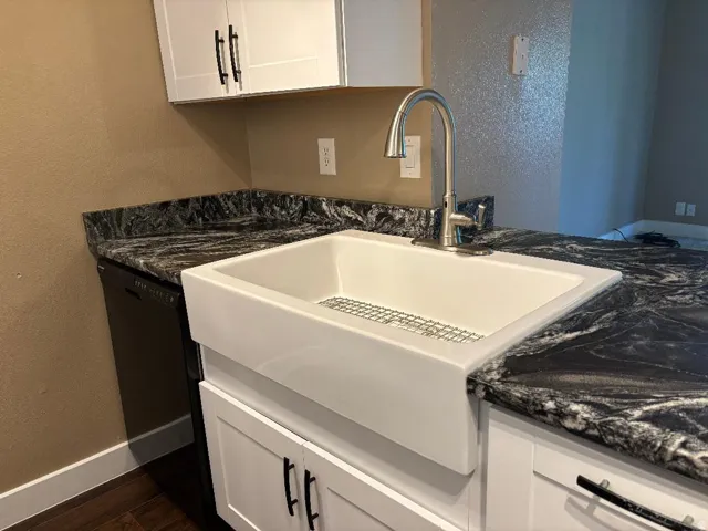 KITCHEN HAS A DEEP FARMHOUSE SINK!