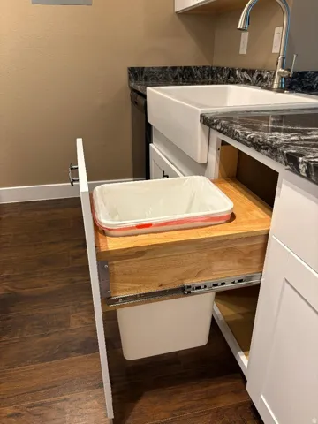 BUILT IN PULL-OUT TRASH!