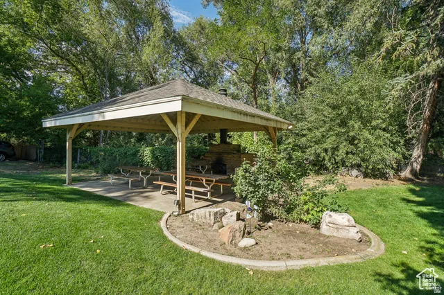 COVERED BARBECUE AREA!