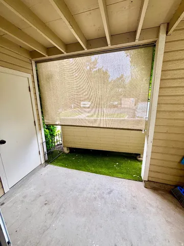 PATIO HAS A RETRACTABLE SCREEN!