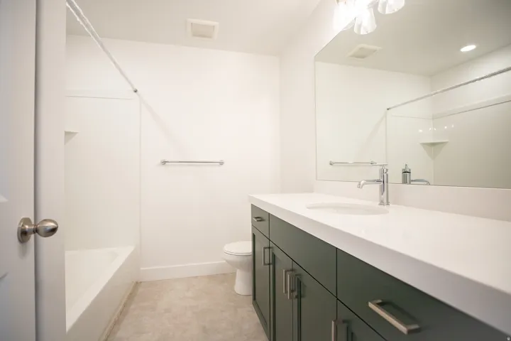 Upstairs Full Bathroom