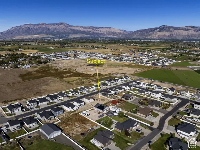 Expansive neighborhood with mountain backdrop