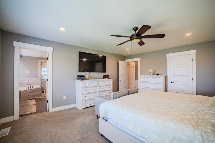 Carpeted room with recessed lighting and a ceiling fan