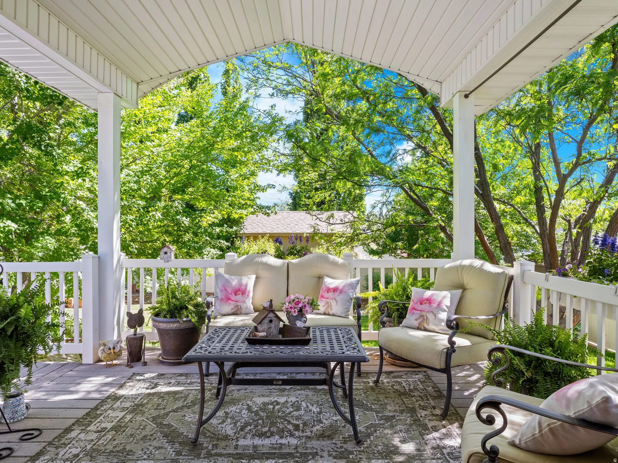 Private and welcoming covered Deck