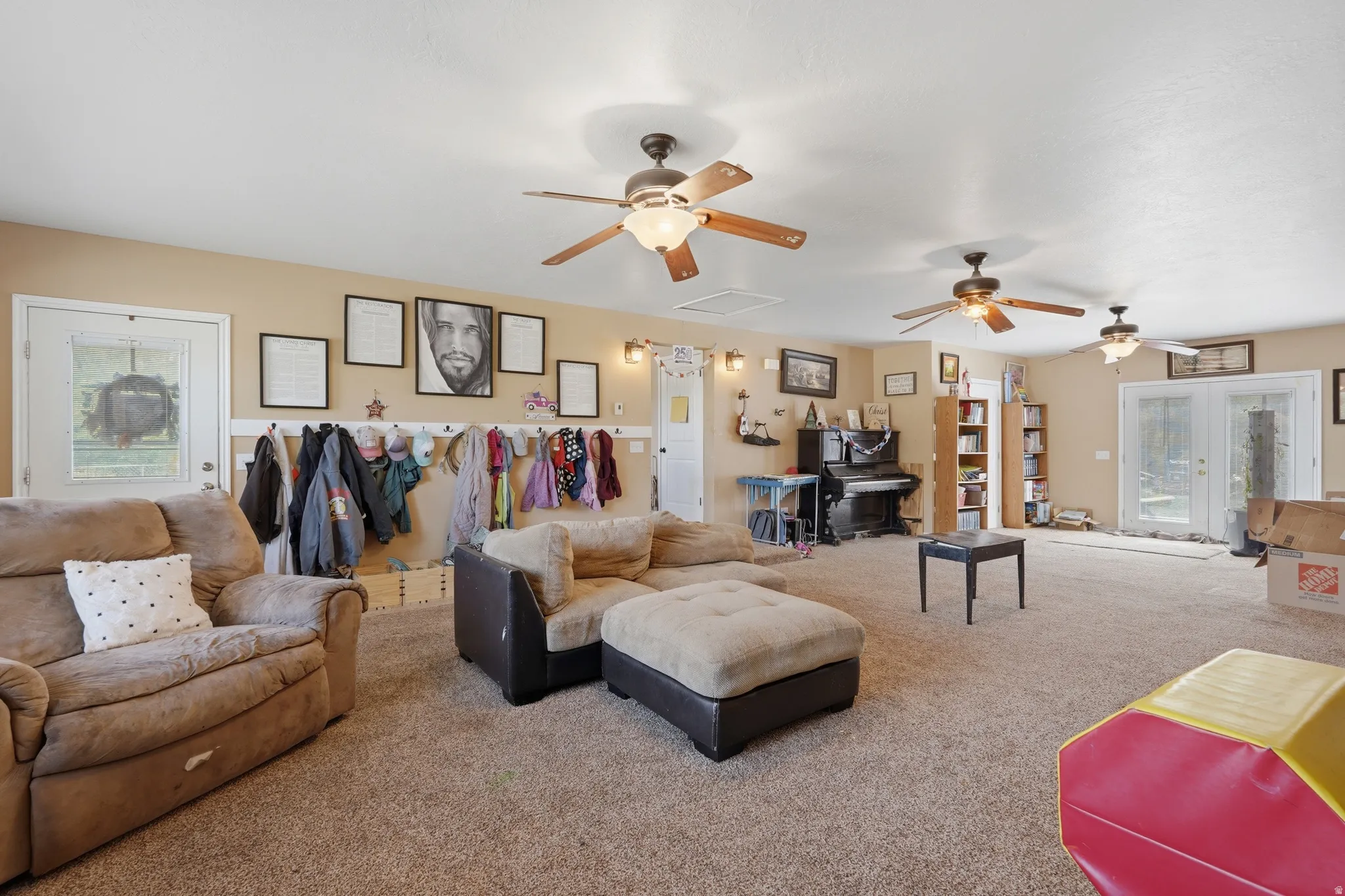 Spacious room featuring neutral carpeting and light-toned walls