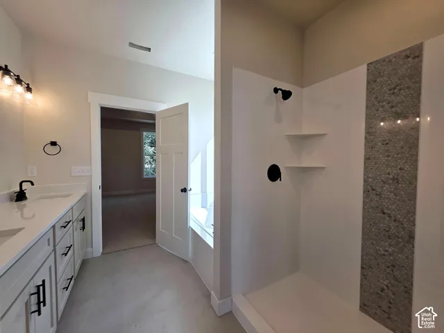 Walk-in shower with integrated shelving and a decorative tile accent
