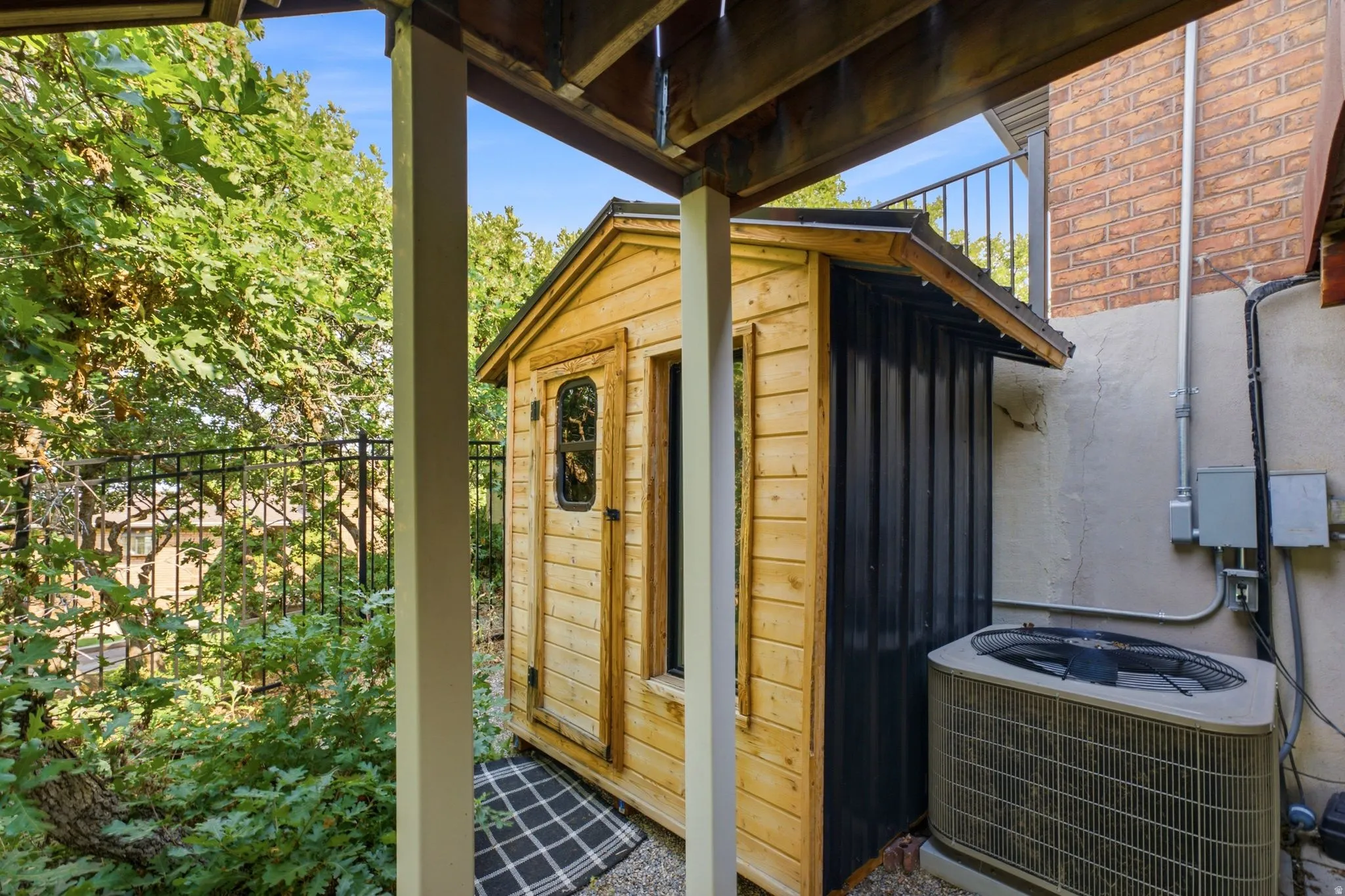 Outdoor structure