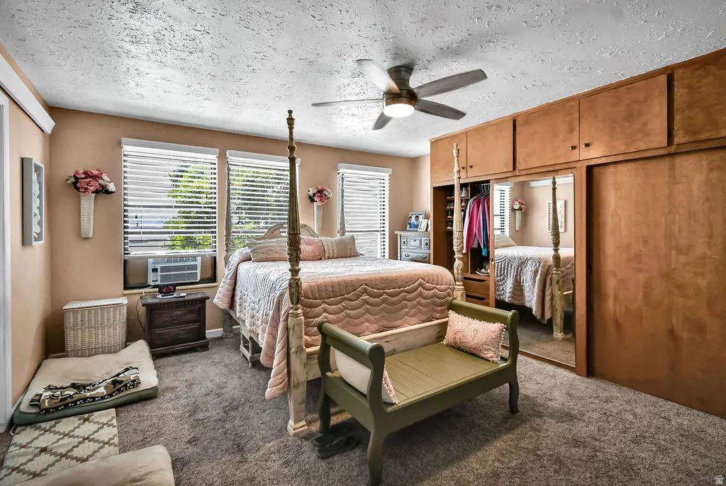 Wall-to-wall carpeting with a ceiling fan
