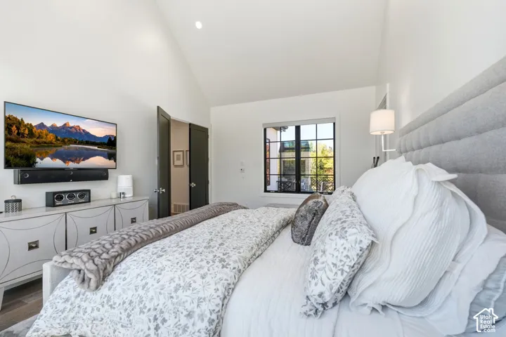 Vaulted ceiling with recessed lighting