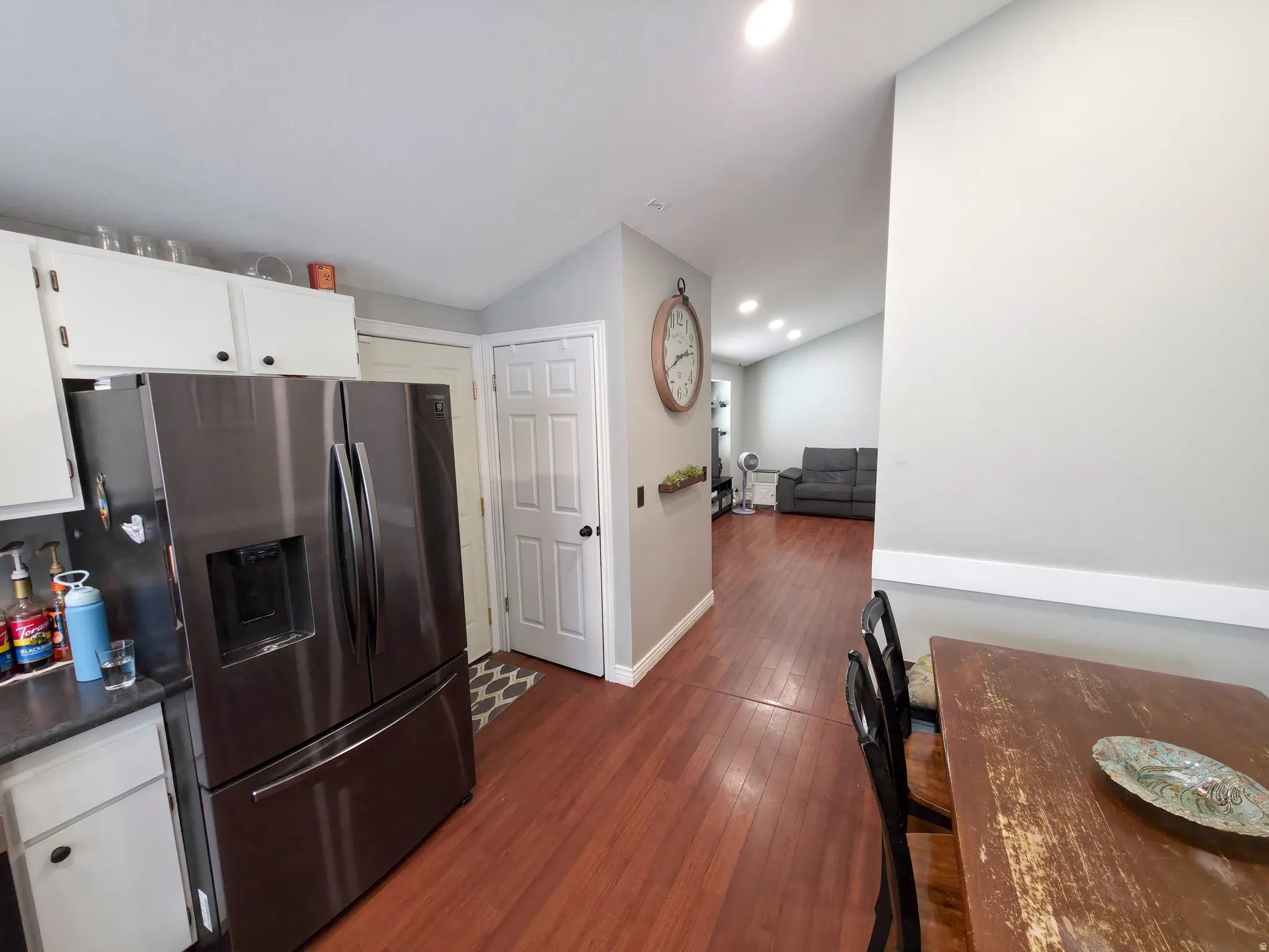 Garage door and pantry at center.