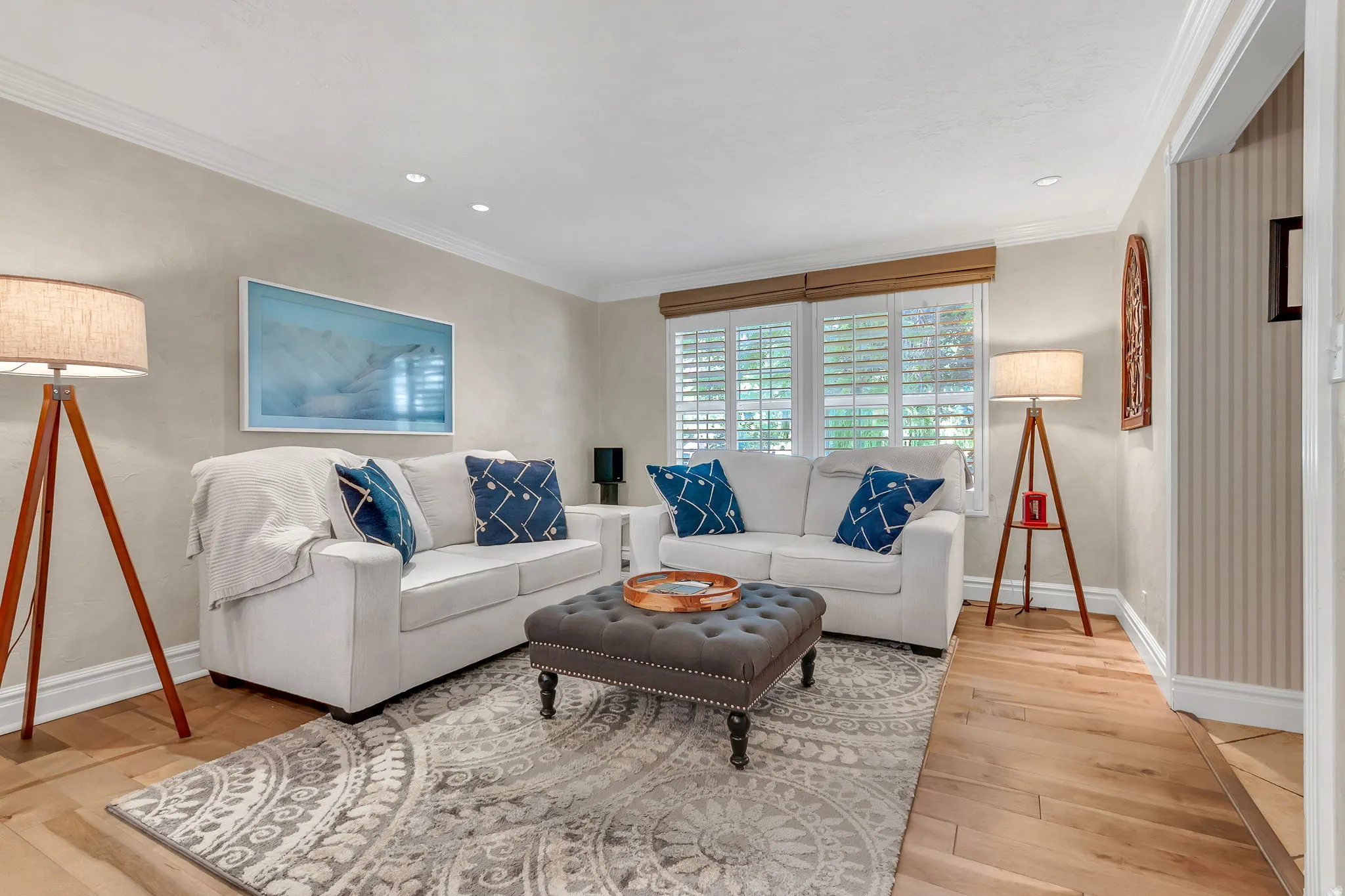 Living area featuring wood-finish flooring, recessed lighting, and crown molding