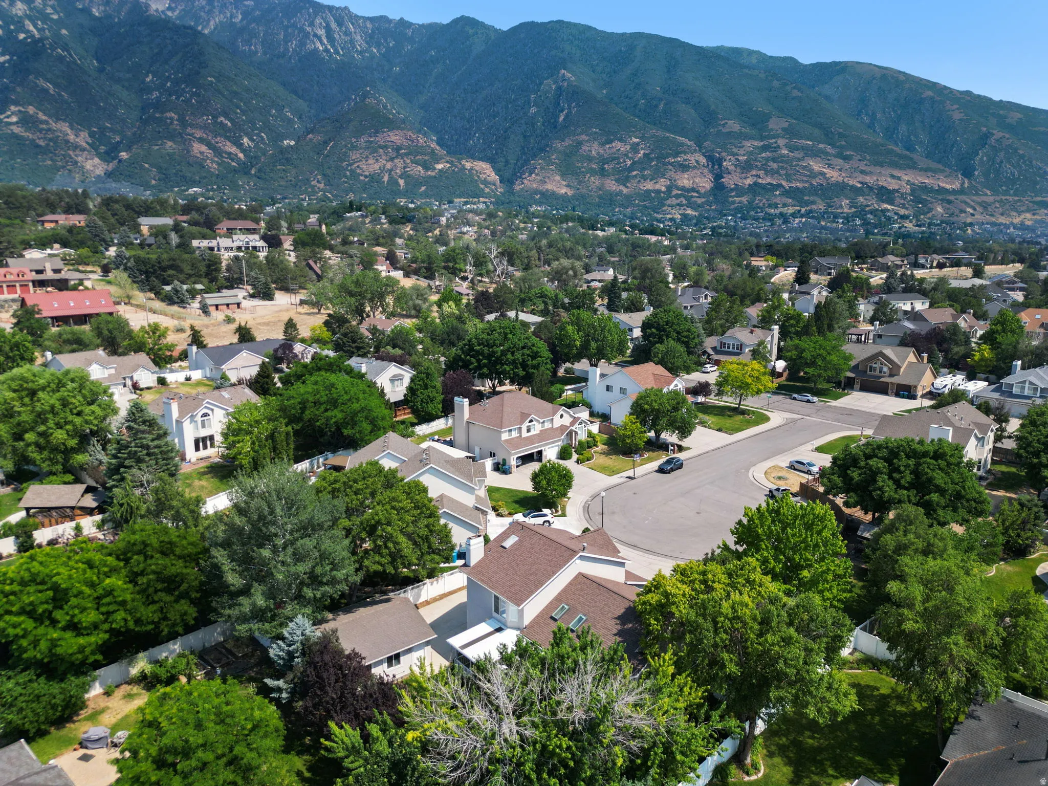 Expansive neighborhood featuring mature trees and a cul-de-sac street