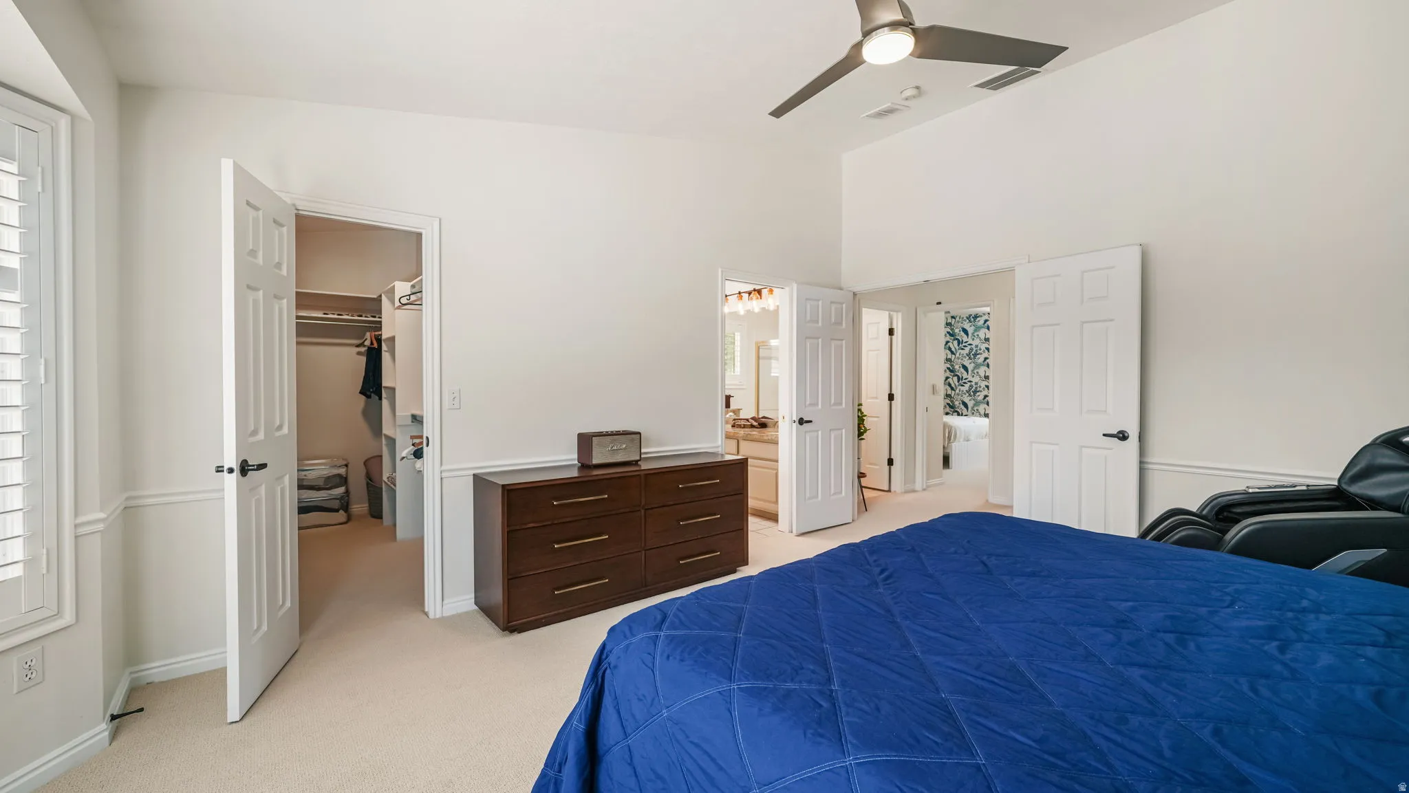 Spacious room with vaulted ceilings and a ceiling fan