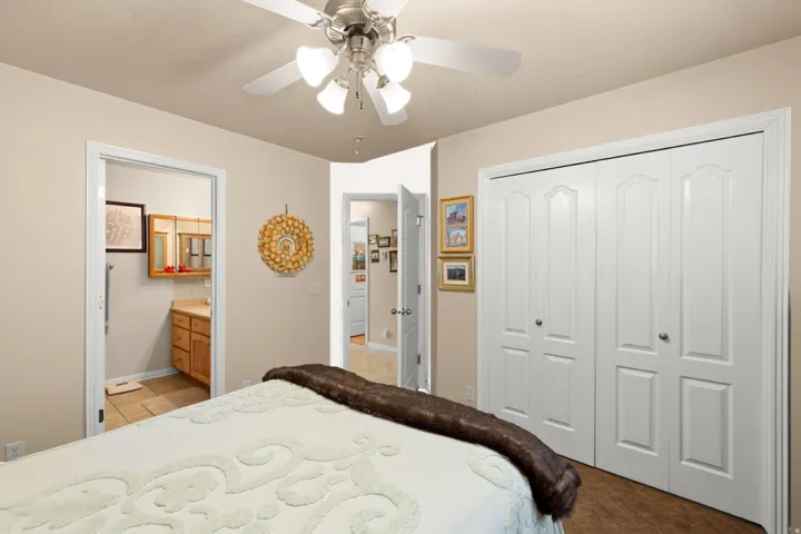 Ceiling fan with integrated lighting, wood-finish flooring, bi-fold closet doors, and recessed lighting