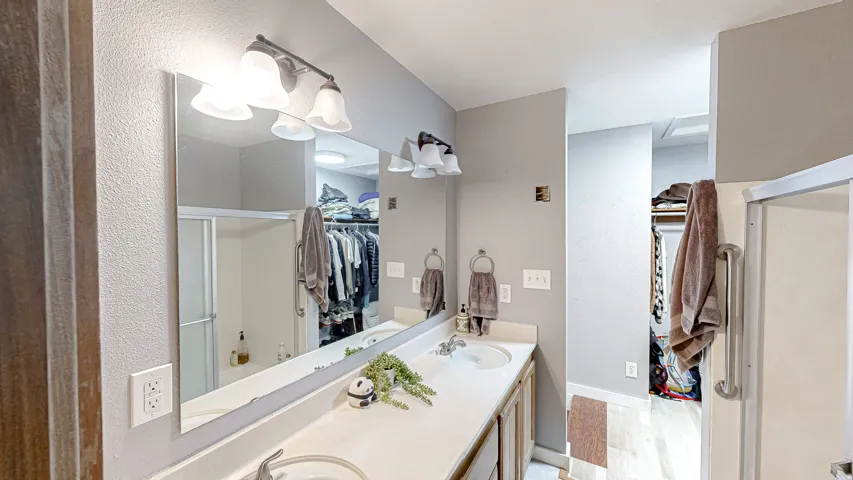 Dual vanity with integrated sinks and a large wall-mounted mirror