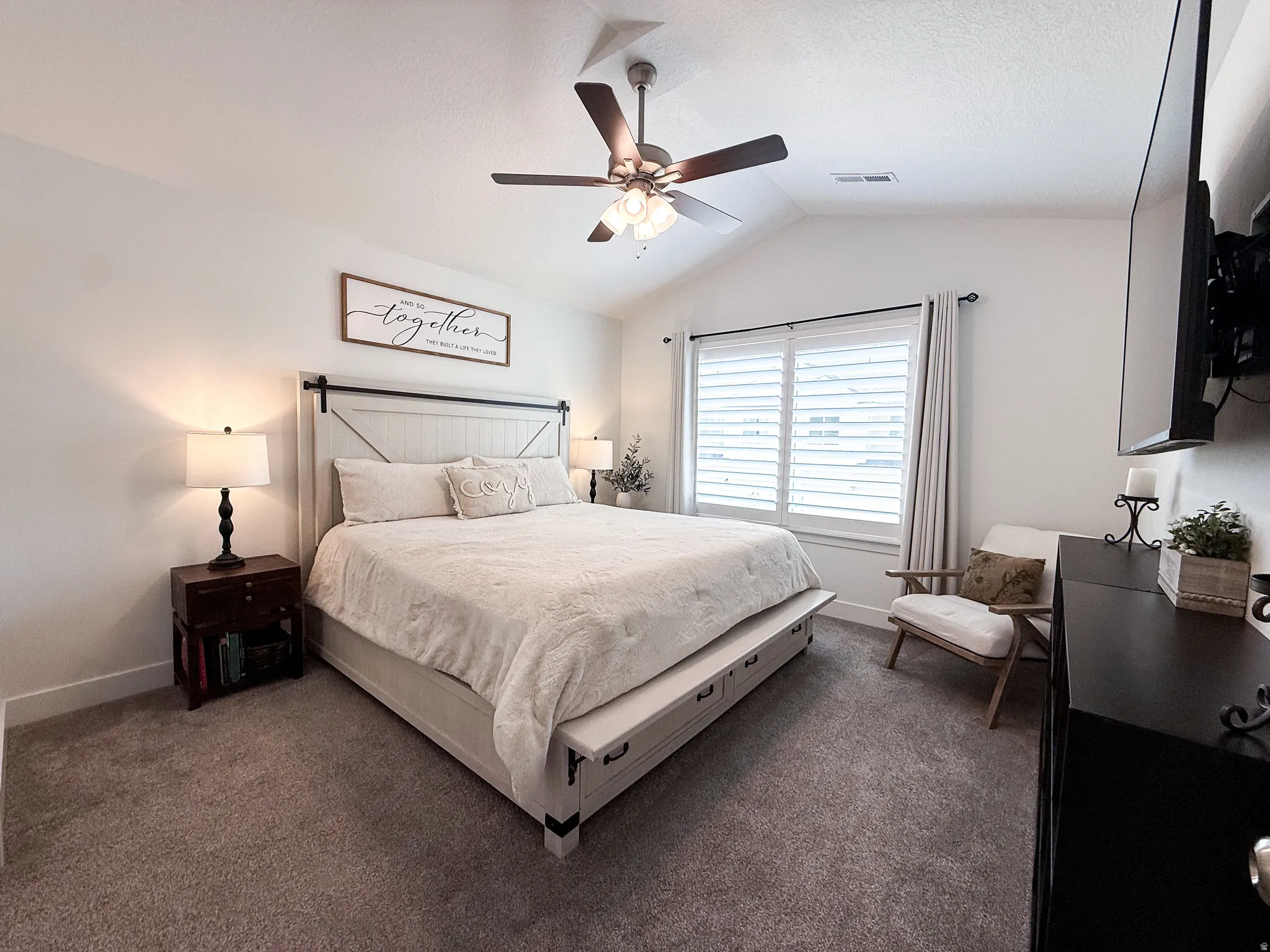 Vaulted ceiling with a ceiling fan