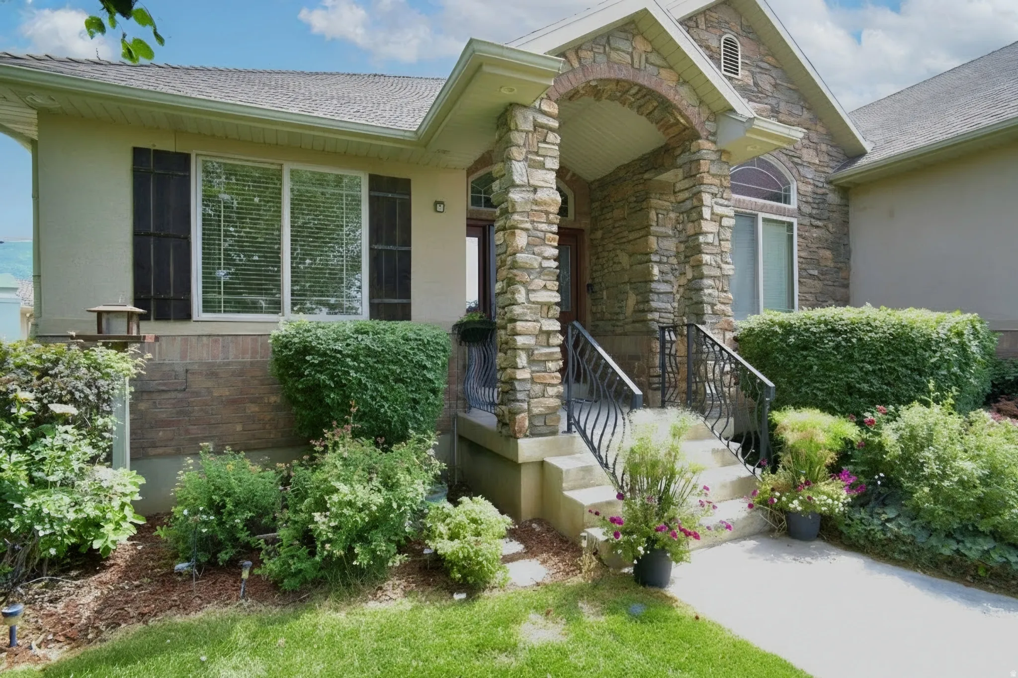 ARCHED PORTICO TO WELCOME YOUR GUESTS