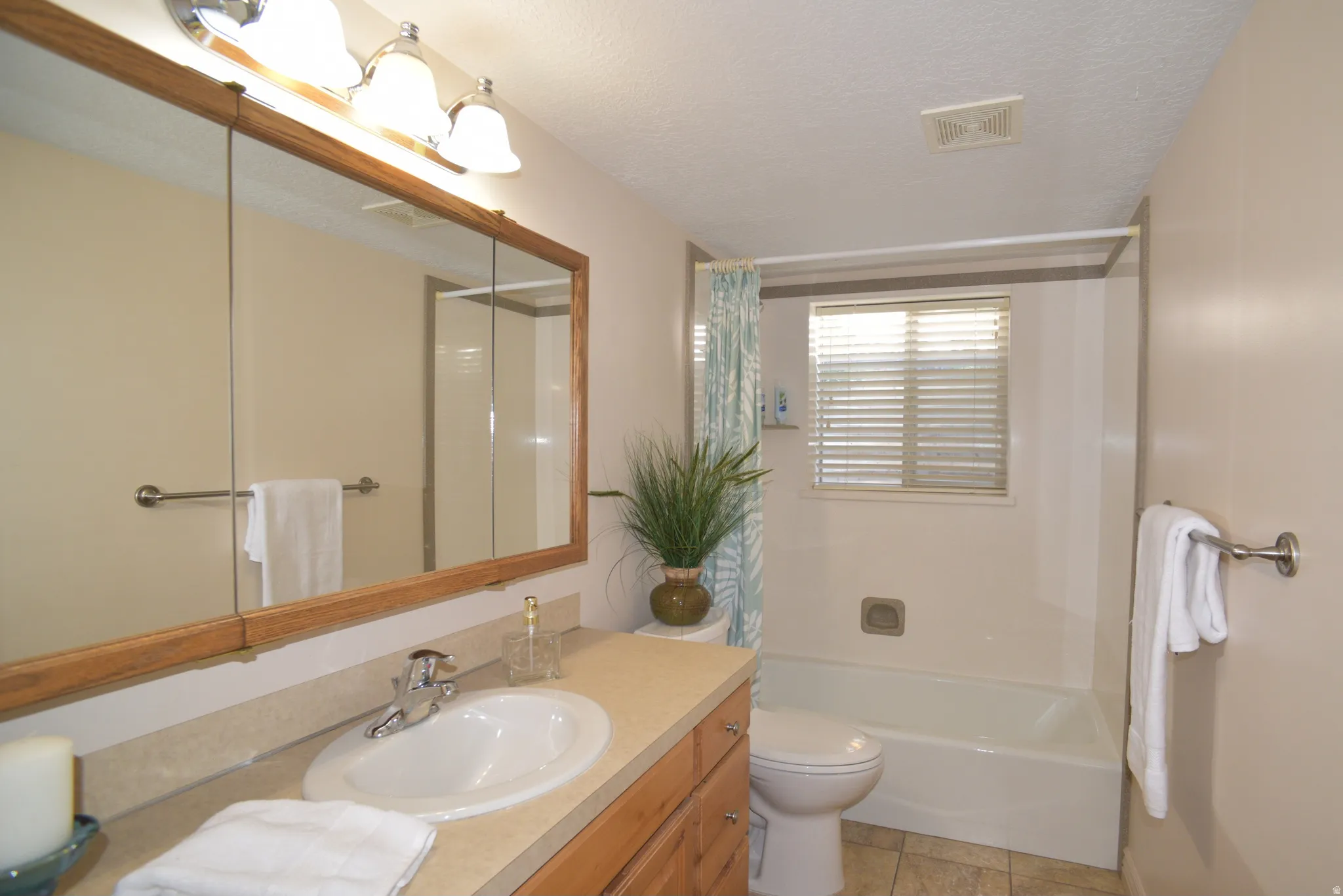 FULL BATHROOM DOWN