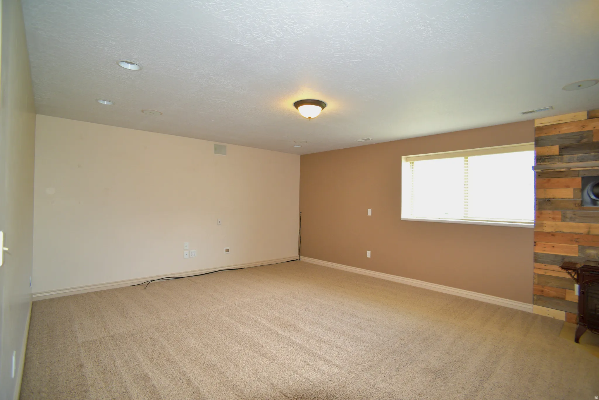 LARGE FAMILY ROOM SPACE FOR MOVIE NIGHTS WITH SURROUND SOUND!