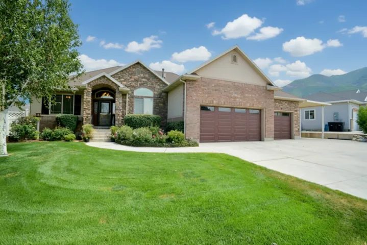 BEAUTIFUL HOME WITH OVERSIZED 3 CAR GARAGE AND COVERED RV PARKING!