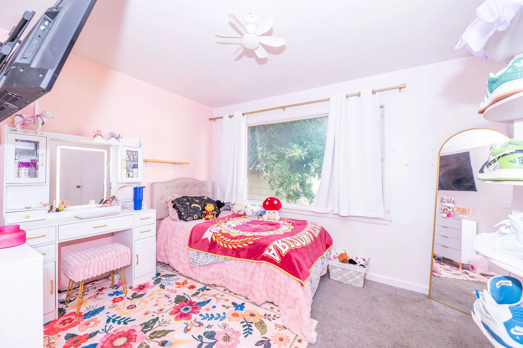 Room featuring carpet flooring and a ceiling fan