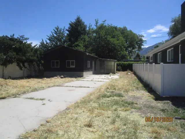Detached accessory building with multiple windows