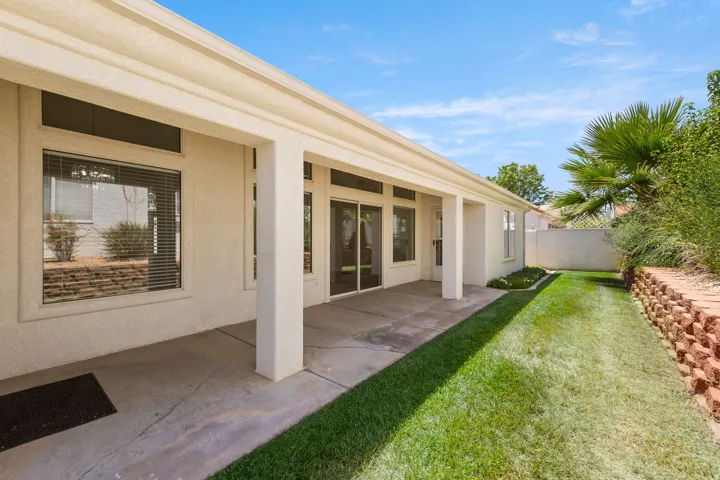 Covered patio with concrete flooring