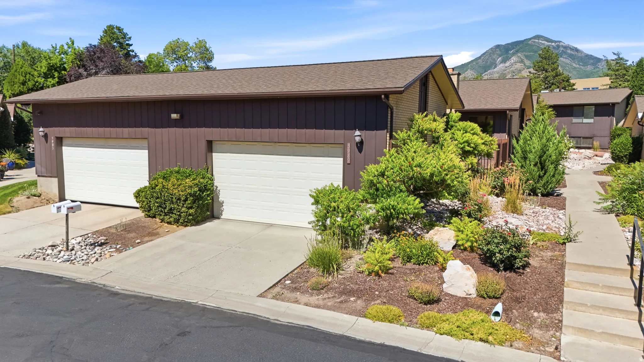 Detached 2 car garage