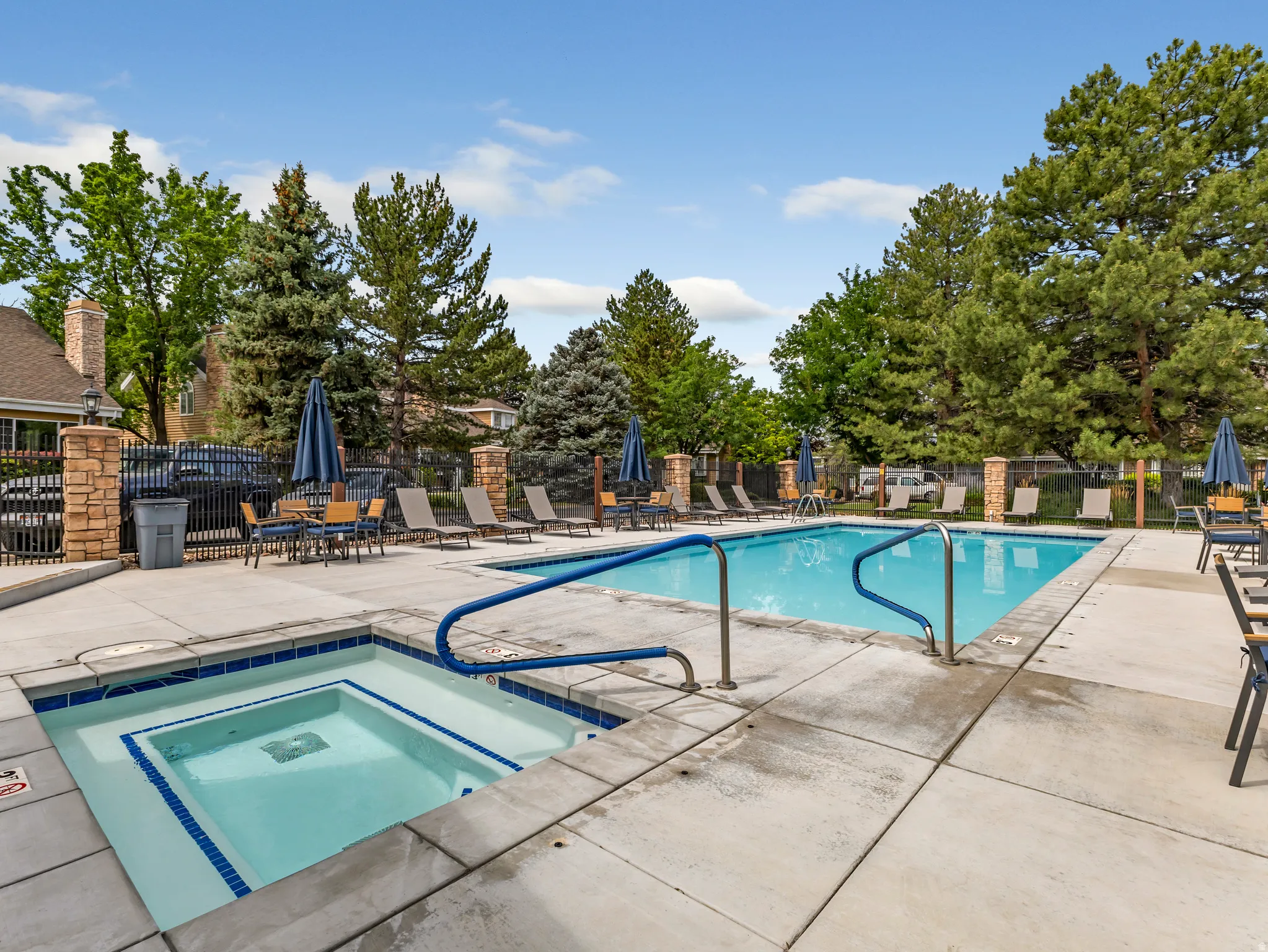 Outdoor swimming pool and integrated spa, surrounded by a concrete deck