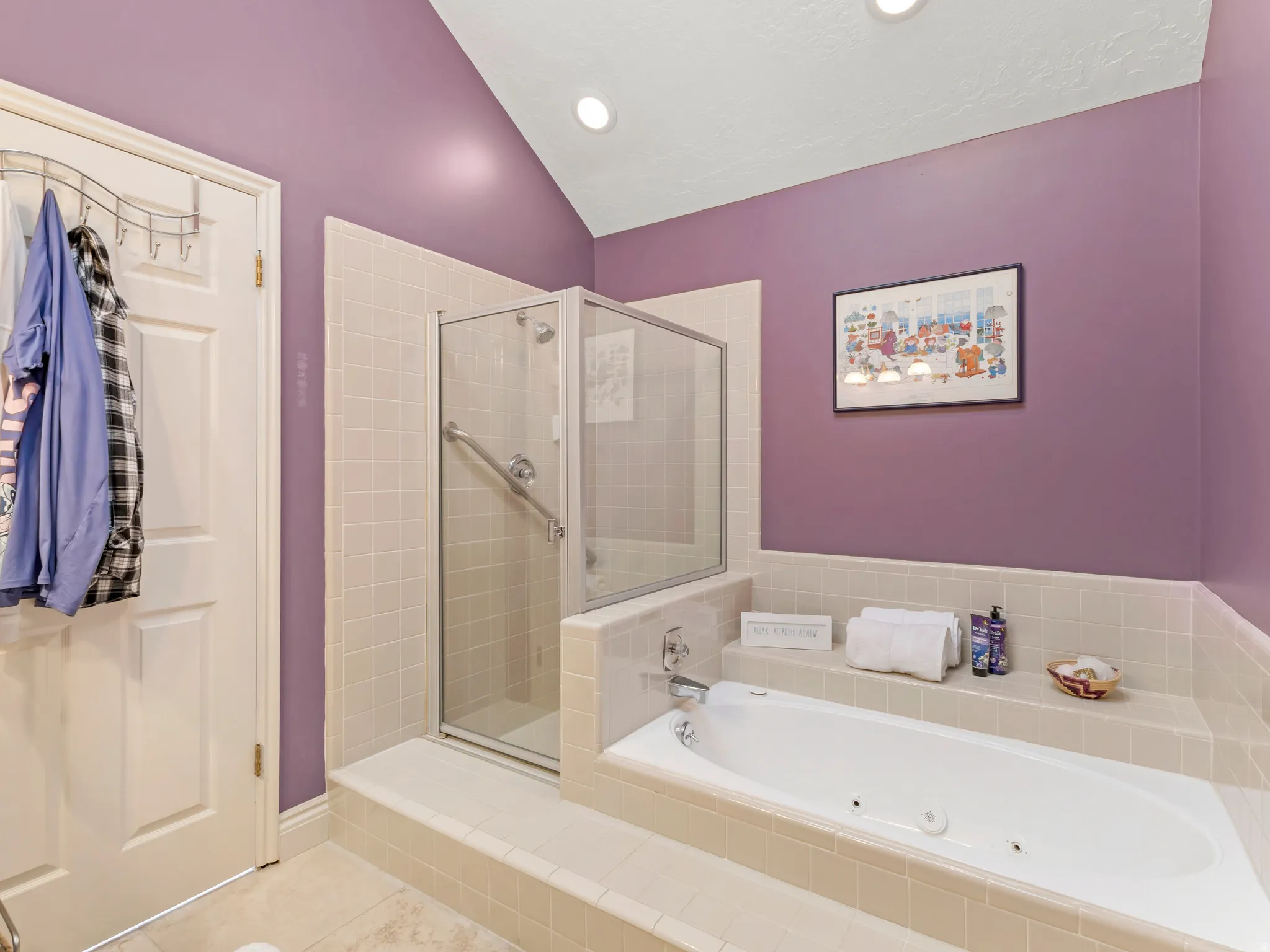 Integrated jetted tub and enclosed glass shower with tiled surround